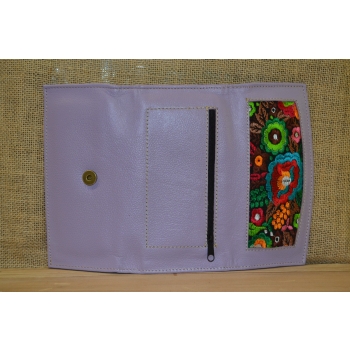 Portfel duży skórzany jasno fioletowy z kwiatowym kolorowym haftem .